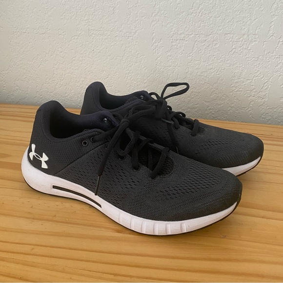 Under Armour - Micro G Pursuit in Black and White (NWOT) - Size : 8 - Picture 4 of 6